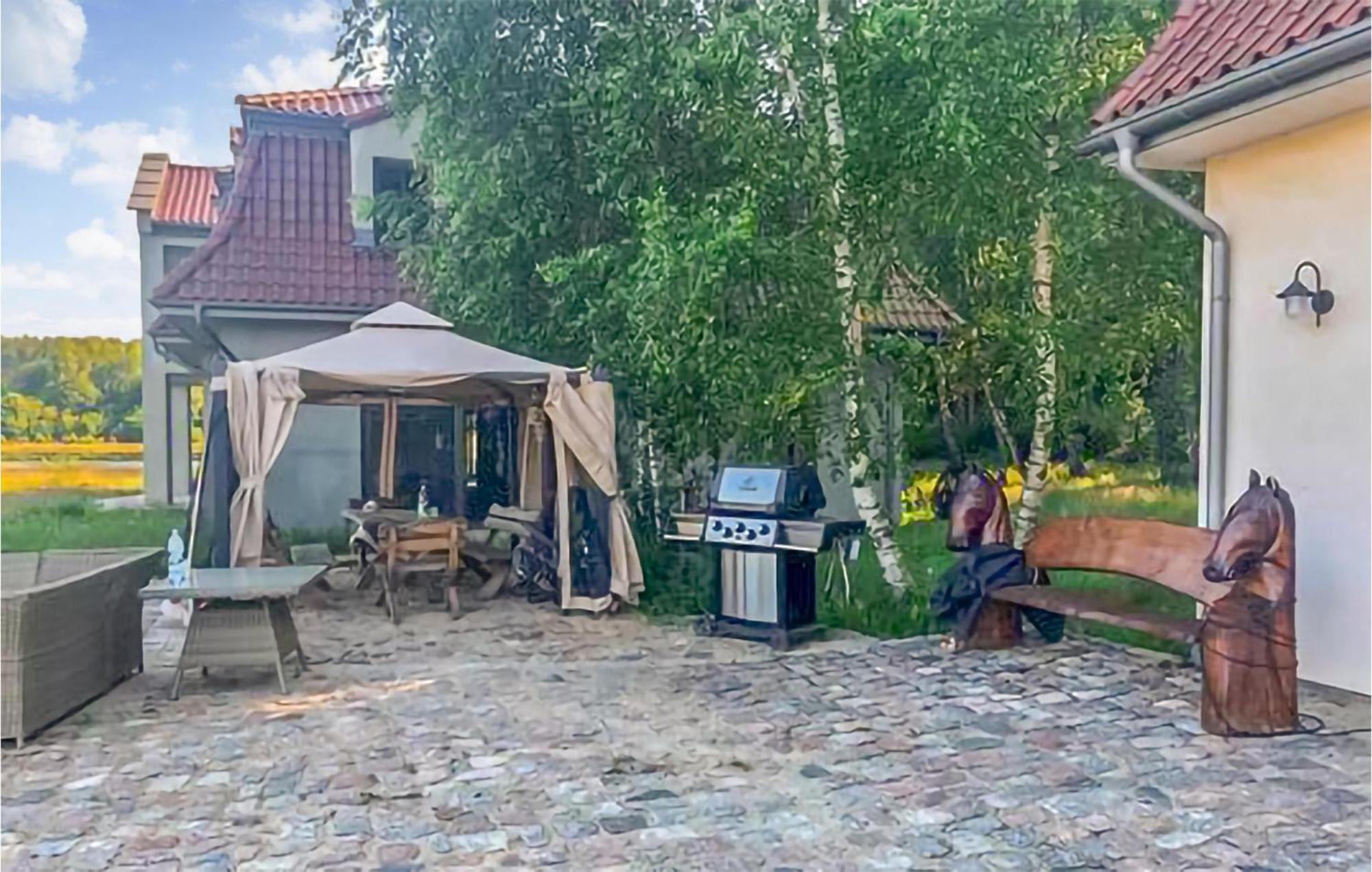 Amazing Home In Gniewino With Kitchen Zewnętrze zdjęcie
